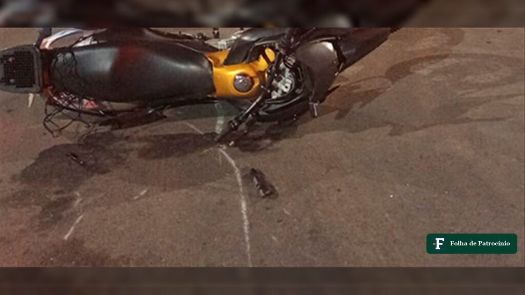 Motocicleta tombada no asfalto da Avenida Padre Mathias depois do acidente no Marciano Brandão, em Patrocínio