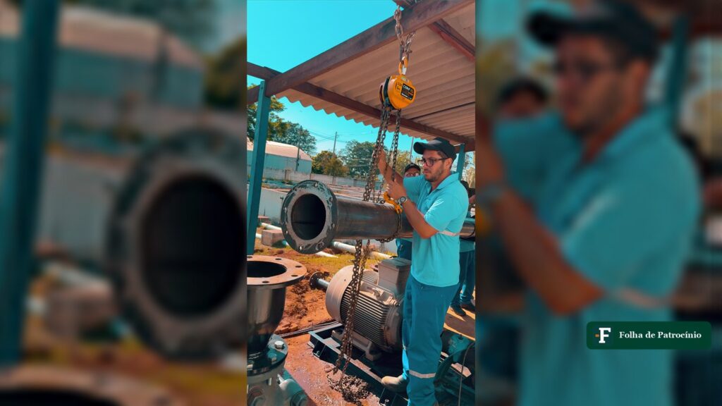 Tubo de grande diâmetro suspenso por talha de corrente na estação de bombeamento que garante o abastecimento no Morada Nova