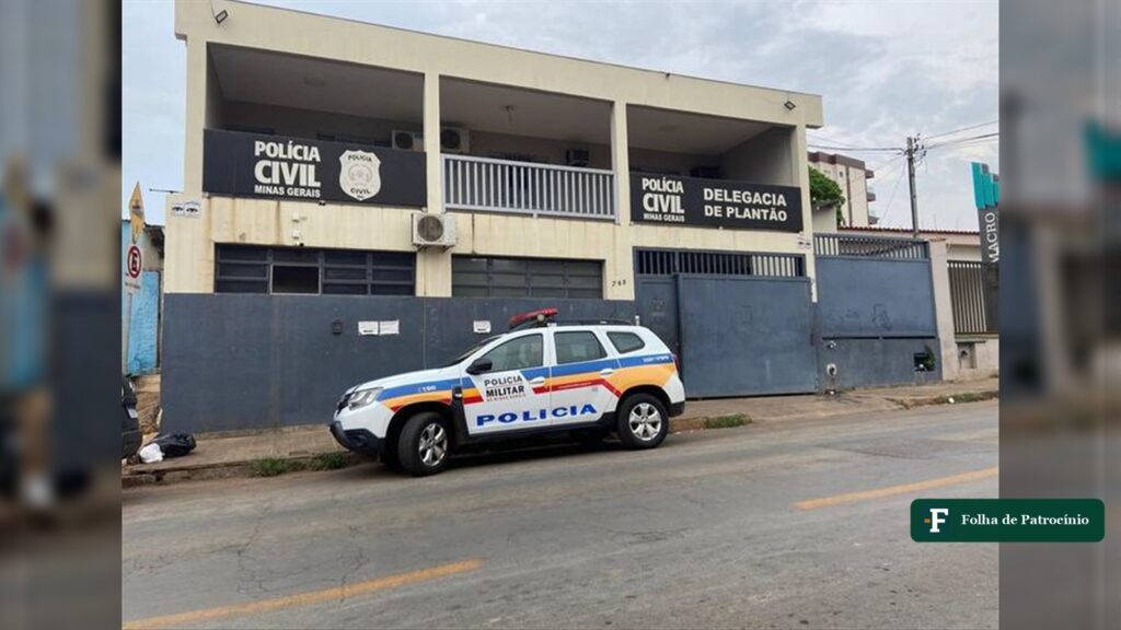 Viatura da Polícia Militar diante da Delegacia de Plantão da Polícia Civil em Patos de Minas, para onde foi levado o suspeito de ameaça à mãe