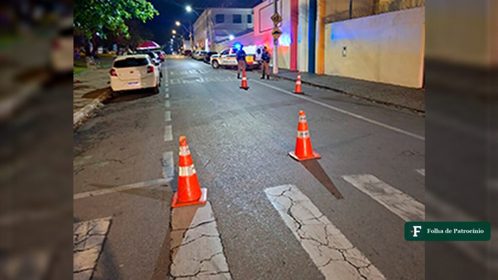 Blitz na Praça da Matriz, em Patrocínio, com cones e viatura da Polícia Militar na rua
