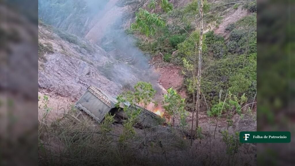 Carreta em chamas apos acidente na BR-262 em Campos Altos