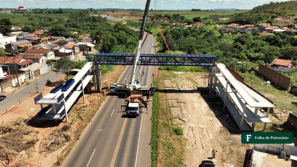 Vista aérea de trecho da BR-365 em Patrocínio com passarela em instalação, na região da duplicação da BR-365