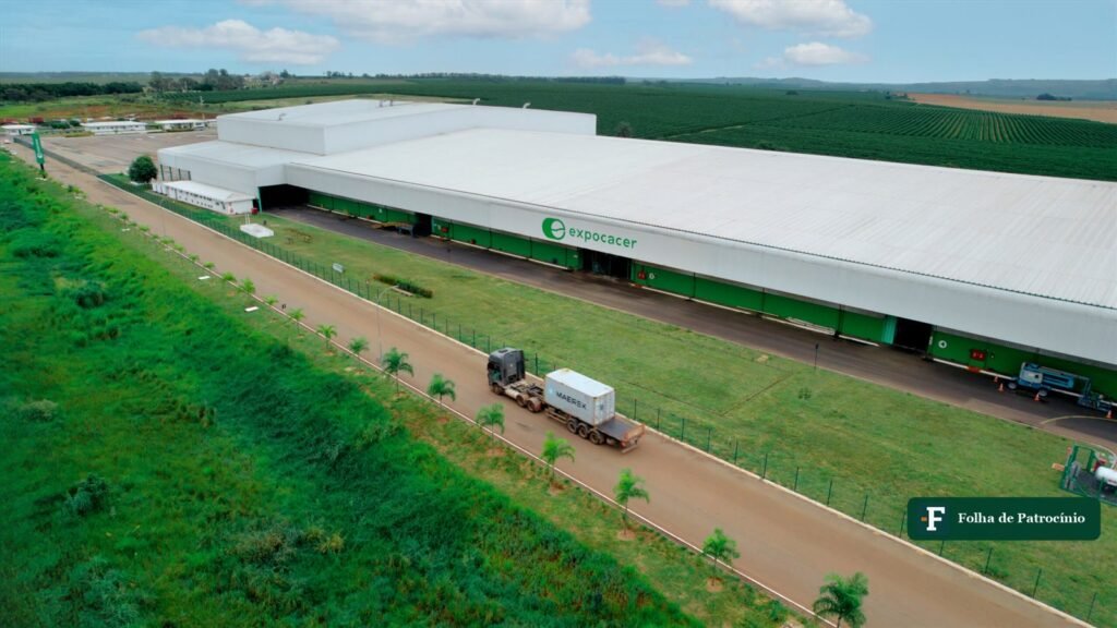 Armazem da Expocacer em Patrocinio com carreta de conteiner, onde o cafe arabica e recebido e embarcado