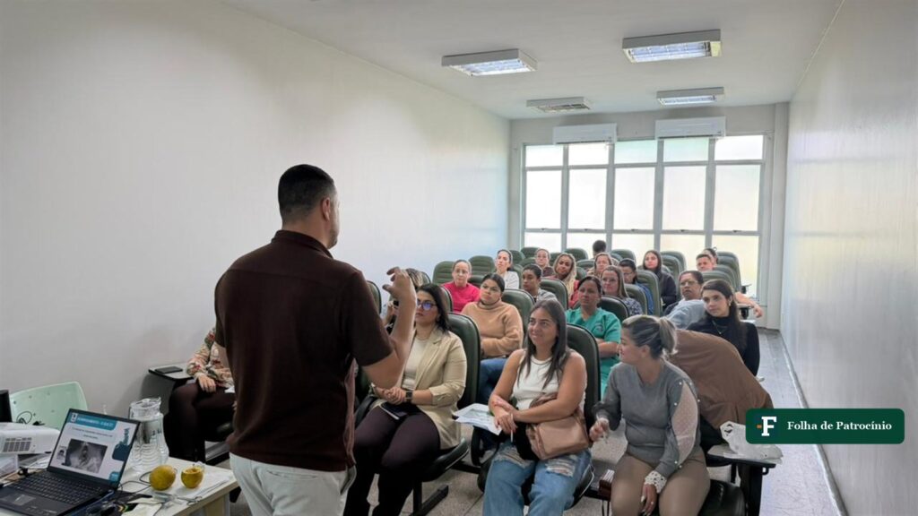 Profissionais de saúde em atividade de capacitação em sala do CEAE, onde começa o Implanon em Patrocínio