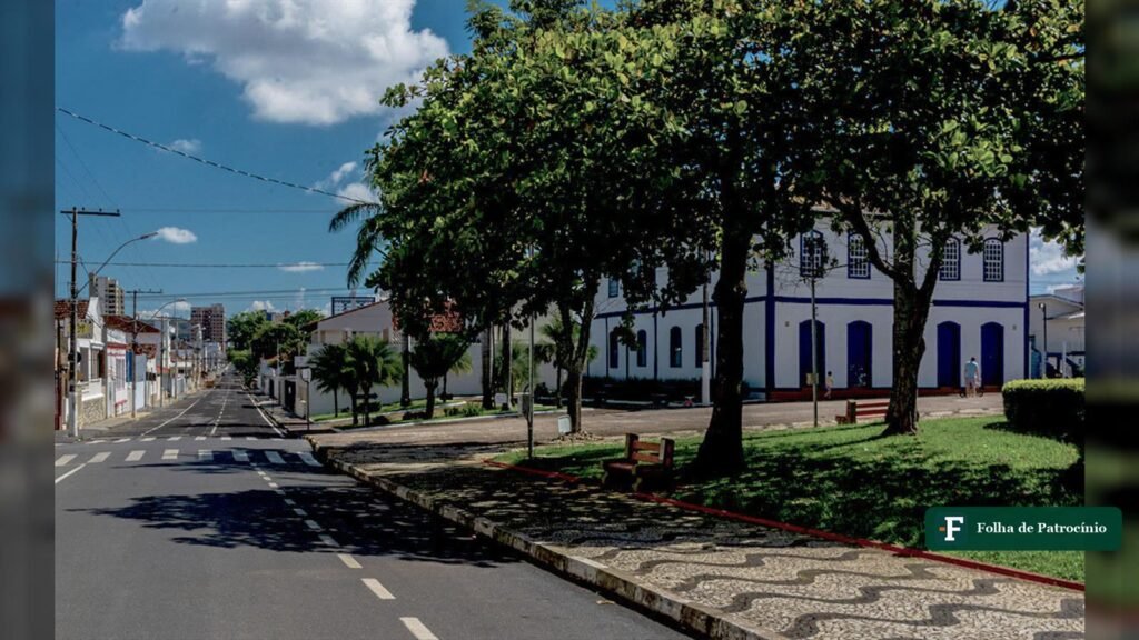 Rua arborizada com casas e calcada em Patrocinio, cidade que tera novos CEPs em tres loteamentos