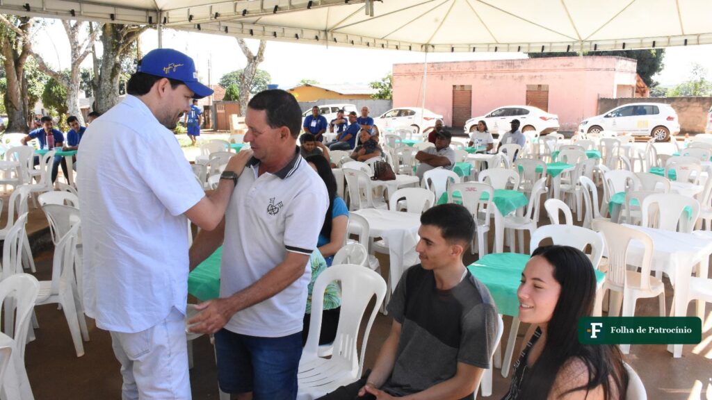 Moradores da comunidade de Chapadão de Ferro sob tenda durante ação da Prefeitura de Patrocínio em abril de 2026. Foto de arquivo: Prefeitura de Patrocínio