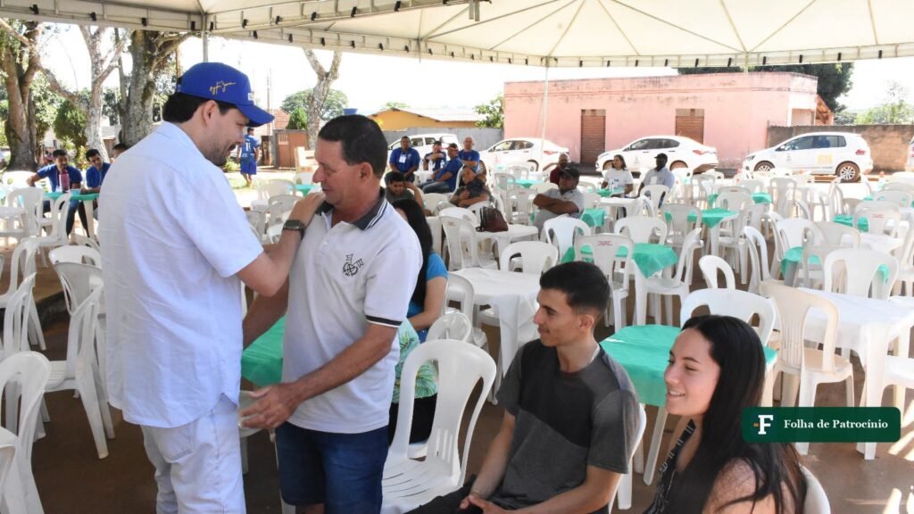 Moradores da comunidade de Chapadão de Ferro sob tenda durante ação da Prefeitura de Patrocínio em abril de 2026. Foto de arquivo: Prefeitura de Patrocínio