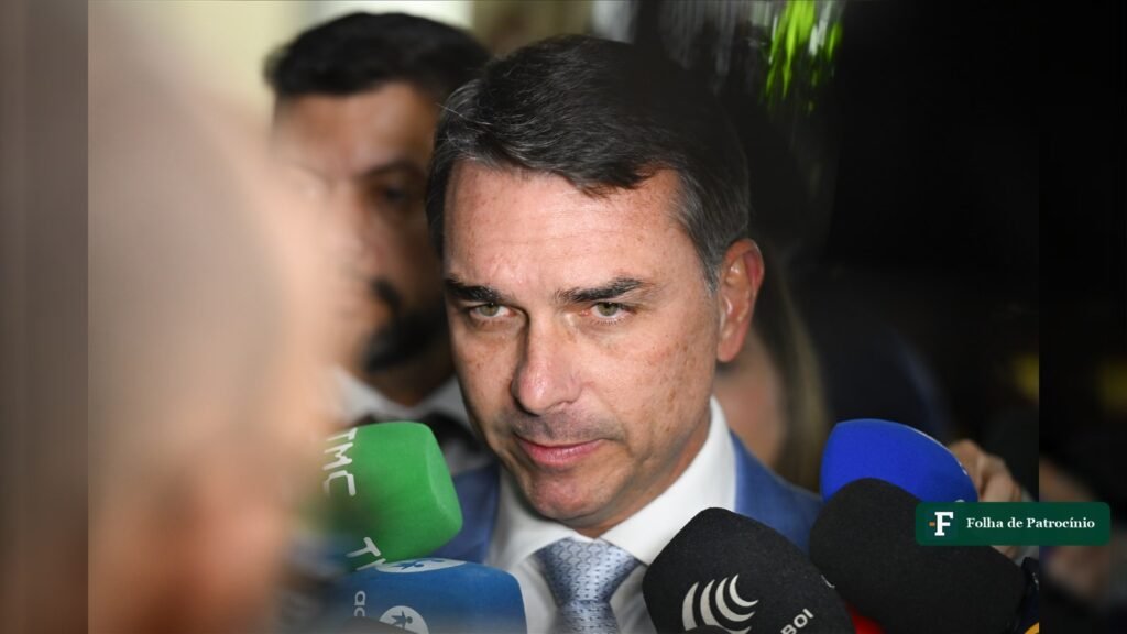 Senador Flávio Bolsonaro concede entrevista; TSE admitiu ação de Flávio Bolsonaro contra Lula e Alckmin