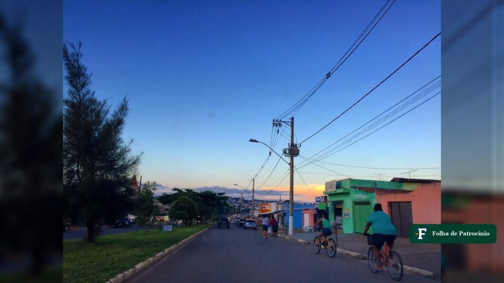 Rua residencial de Patrocínio ao entardecer, com moradores de bicicleta, bairros com falta de água nesta sexta. Foto: Acervo/@patrociniomg