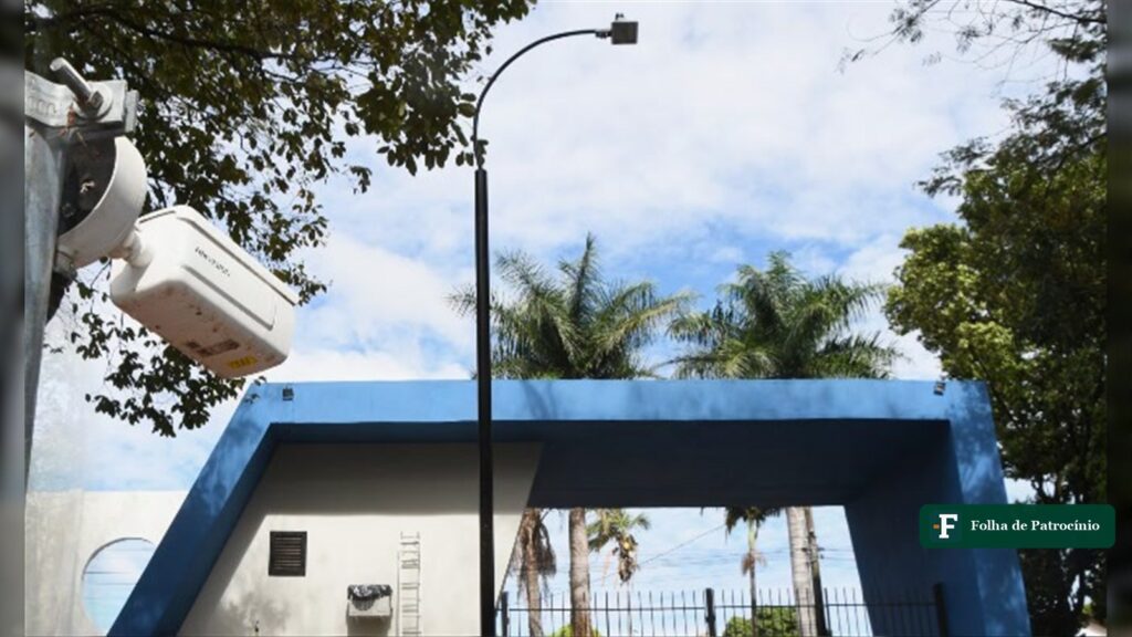 Câmera de videomonitoramento instalada junto à nova portaria azul, obra que antecede a reabertura do Parque da Matinha. Foto: Prefeitura de Patrocínio