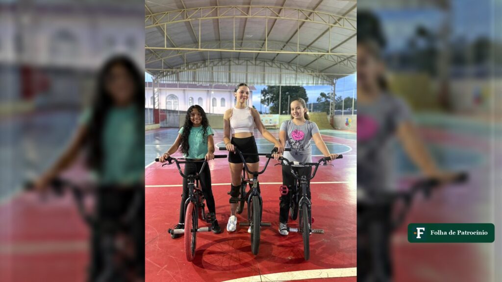 Três atletas de BMX Flatland de Patrocínio posam com as bicicletas na quadra coberta do Projeto Guri. Foto: Prefeitura de Patrocínio