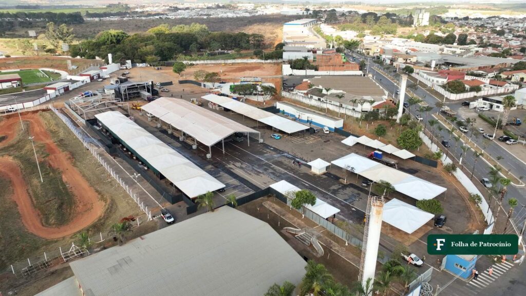 Vista aérea do Espaço Cultural, com tendas e pátio, ponto de saída da carreata em Patrocínio. Foto: Prefeitura de Patrocínio/Arquivo