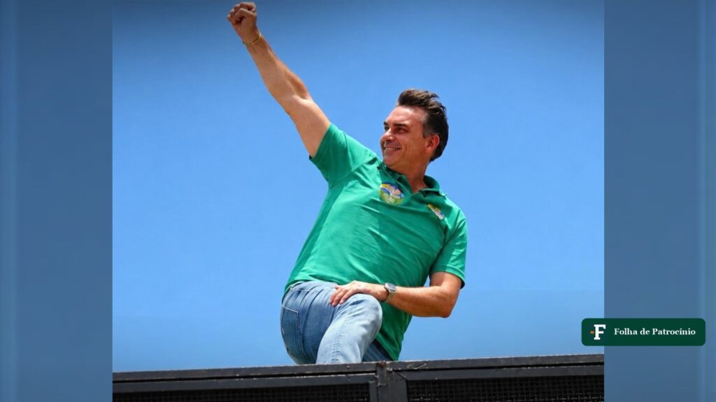 Flávio Bolsonaro, de camisa verde, ergue o punho em ato de campanha, candidato medido no segundo turno em Minas. Foto: Reprodução