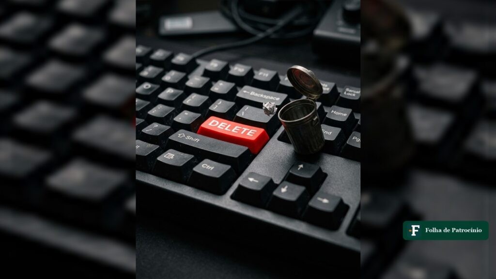 Teclado com tecla Delete vermelha e lixeira, ilustração sobre IA e traição