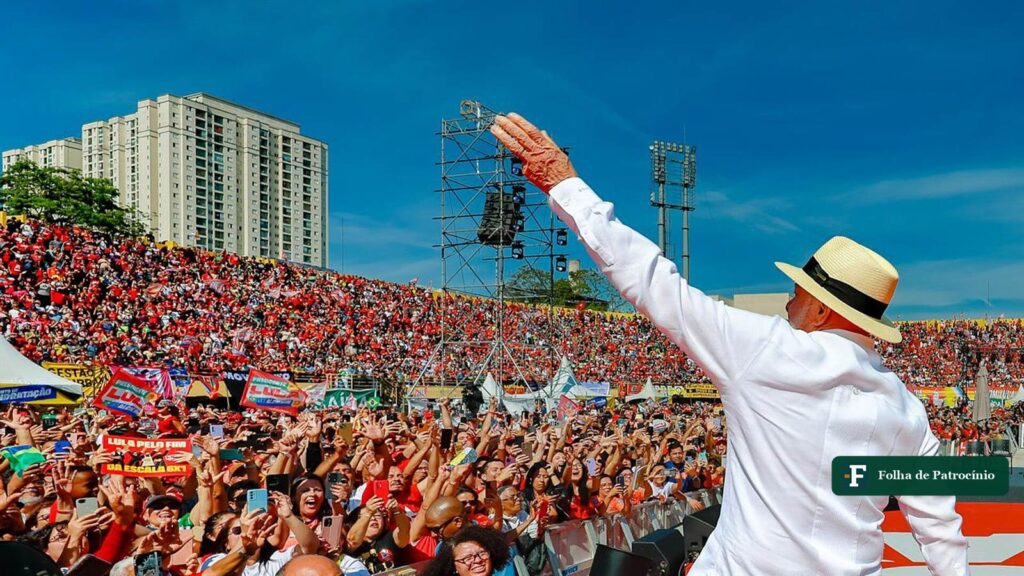 Lula acena para a multidão no lançamento da campanha, em São Bernardo do Campo, imagem ligada à pauta do vídeo do PL. Foto: Lula Oficial (CC BY-SA 4.0)