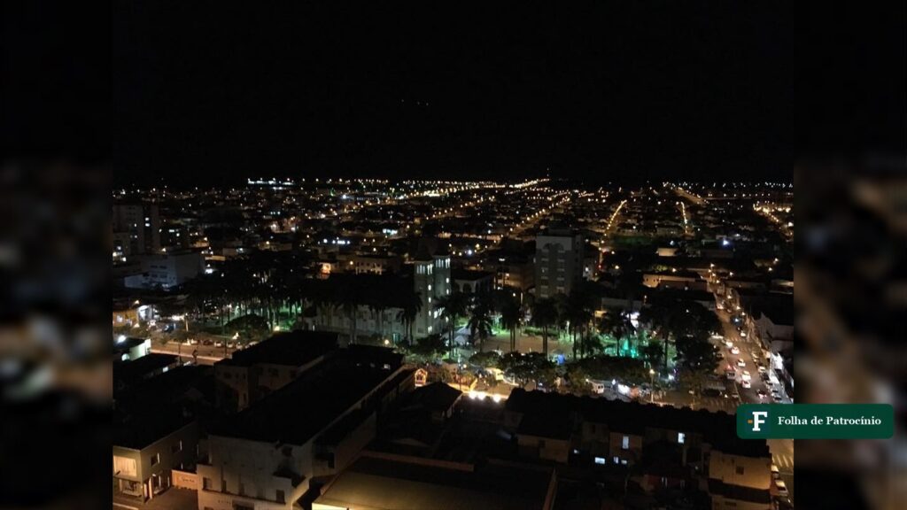 Vista noturna de Patrocínio com ruas iluminadas e a praça da Matriz, cidade que terá bandeira verde em outubro na conta de luz. Foto: Acervo/@patrociniomg