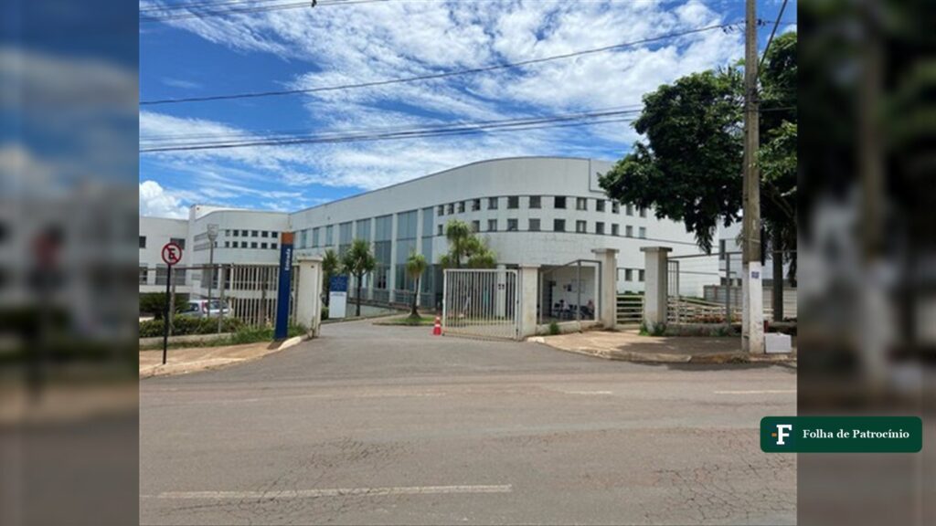 Portão de entrada e prédio branco da Santa Casa de Misericórdia de Patos de Minas, onde houve o caso de injúria racial. Foto: Patos Hoje/Reprodução