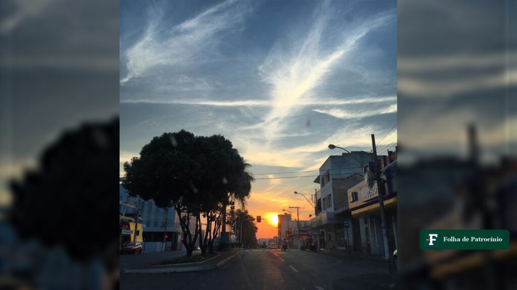 Avenida do centro de Patrocínio ao entardecer, com motos no cruzamento, cidade que recebe o encontro de motociclistas. Foto: Acervo/@patrociniomg