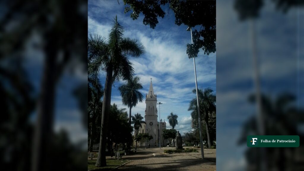 Praça Getúlio Vargas e a catedral no Centro da cidade, região da facada em Patos de Minas. Foto de arquivo: Max Milliano Melo/Wikimedia Commons