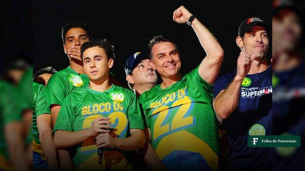 Nikolas Ferreira e Flávio Bolsonaro em ato de campanha com apoiadores em Minas Gerais. Foto: Vittor Sales/Divulgação Campanha Flávio Bolsonaro