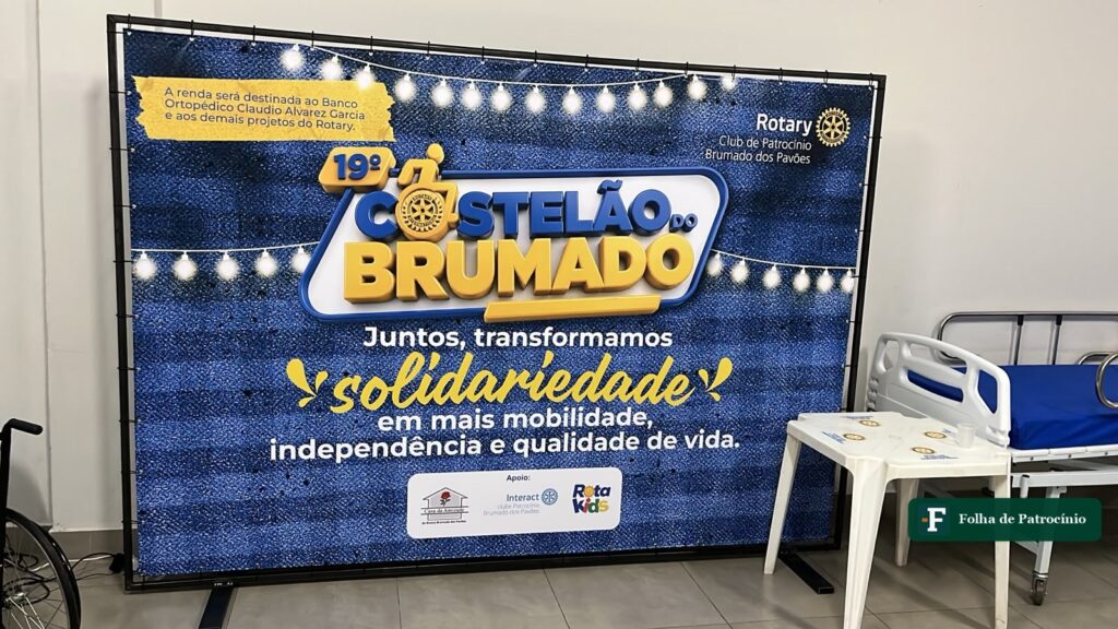 Painel do 19º Costelão do Rotary ao lado de cama hospitalar e cadeira de rodas, no lançamento em Patrocínio. Foto: Patrocínio Fácil