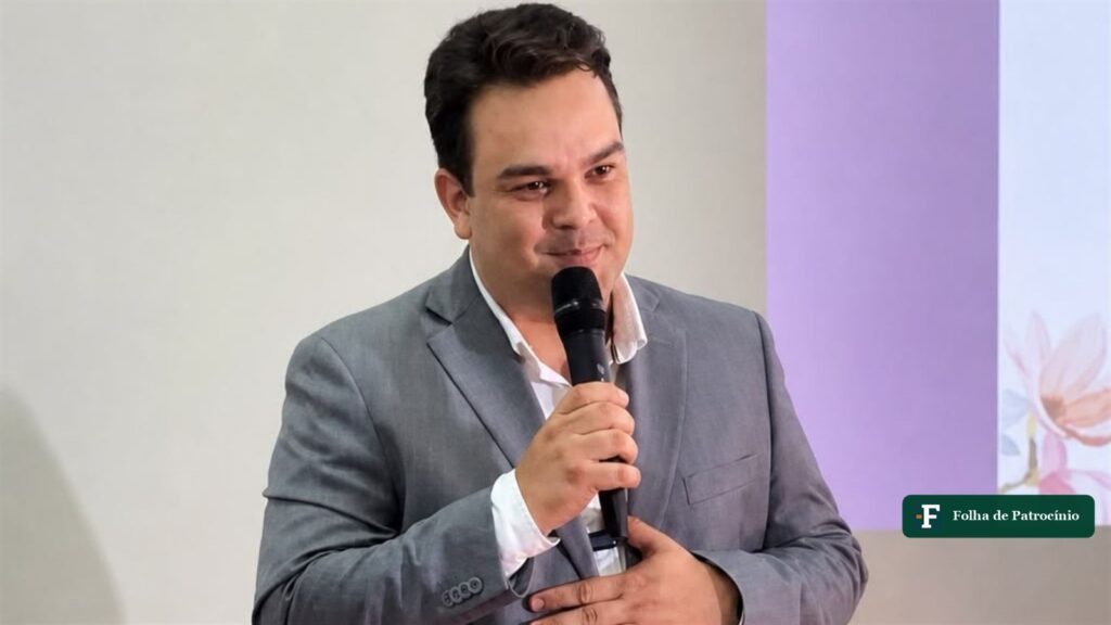 Danilo Rezende, ex-prefeito de Três Marias, de blazer cinza e com microfone na mão, durante evento. O TJMG negou o pedido para suspender a cassação. Foto: Reprodução/Três Marias Já