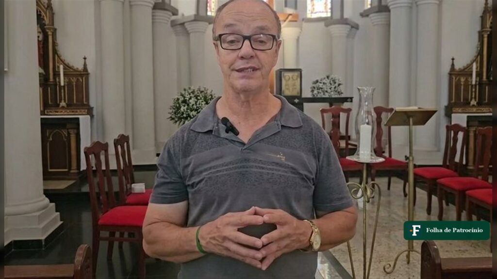 Padre Geraldo Magela dentro da igreja Nossa Senhora do Patrocínio anunciando o cancelamento