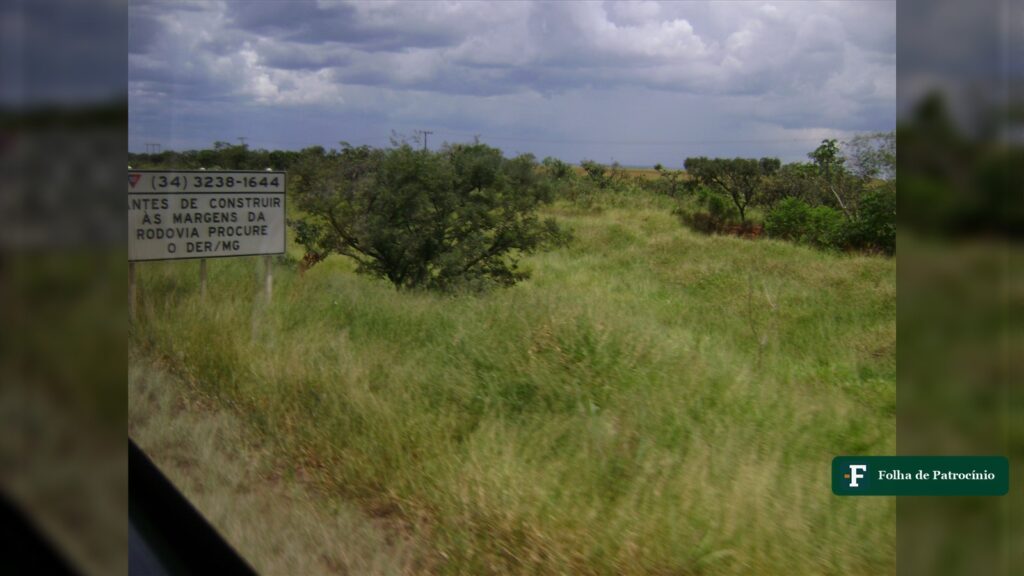 Placa do DER-MG em rodovia, licitações de rodovias canceladas