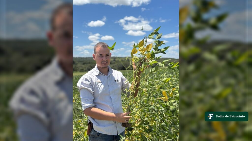 Luan Araújo de Oliveira em lavoura de soja atendida pela Park Máquinas Agrícolas, em Patrocínio