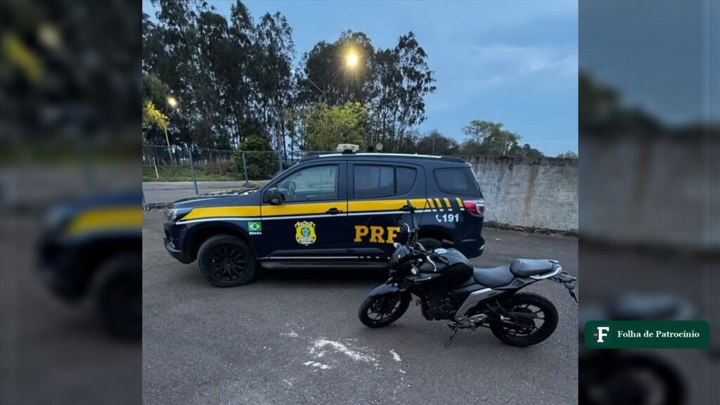 Viatura da PRF ao lado de moto preta apreendida na BR-365, em Patos de Minas