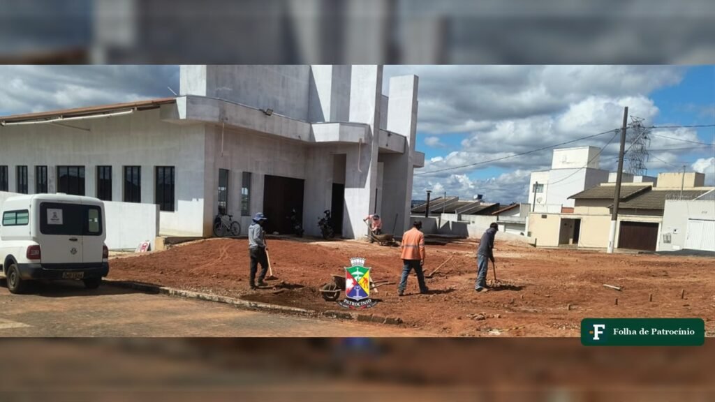 Obra da Praca Frei Galvao ao lado da igreja no bairro Dona Diva, em Patrocinio