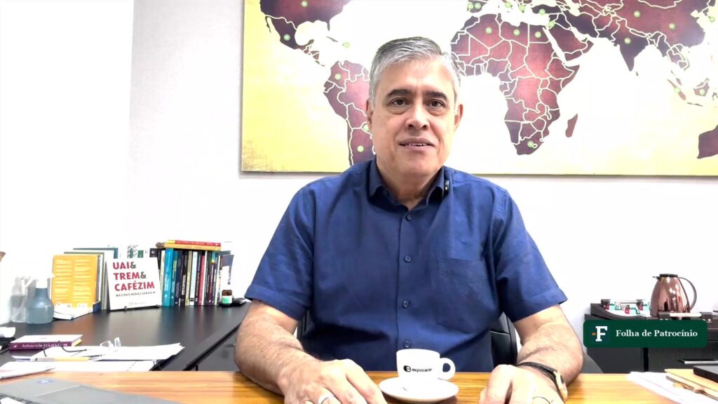 Simão Pedro de Lima em seu escritório, à mesa com uma xícara de café, na matéria sobre a troca na presidência da Expocacer