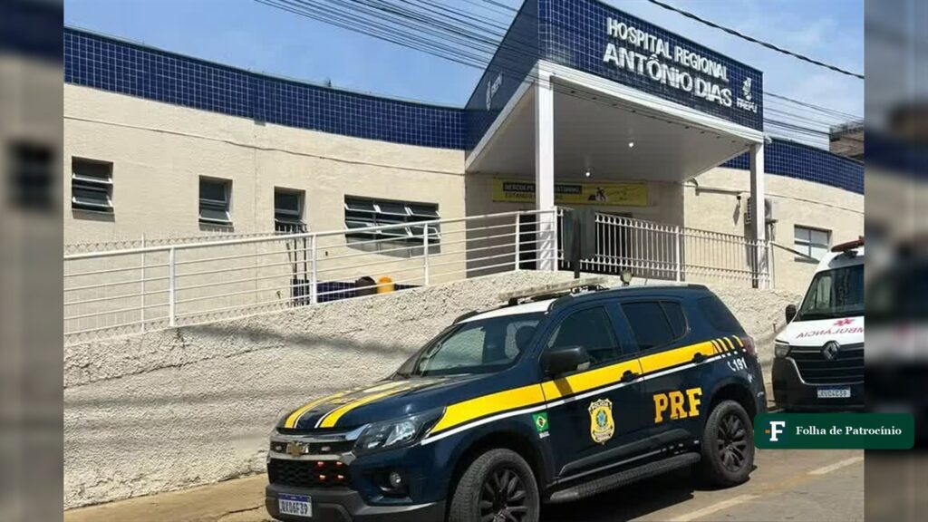 Viatura da PRF em frente ao Hospital Regional Antônio Dias, no caso em que a PRF reanima trabalhador em Patos de Minas. Foto: PRF/Divulgação