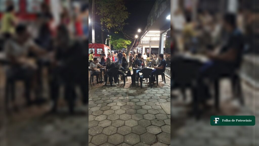 Ambulância do SAMU e público reunido na Praça Santa Luzia após a explosão no quiosque em Patrocínio