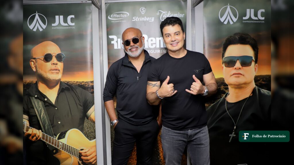 Rick e Renner posam juntos nos bastidores de evento no Paraná em 2024, mesmo ano do show de Rick na Fenabon