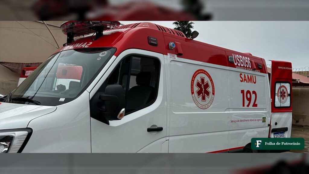 Ambulância do SAMU com o número 192 na lateral, serviço que socorreu o motociclista com fratura exposta no Morada Nova