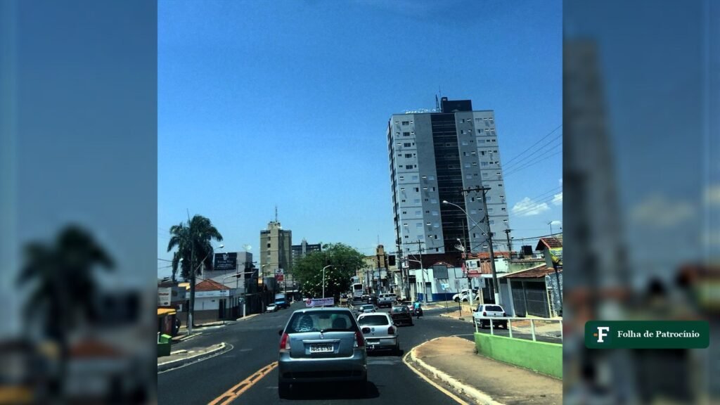 Carros em avenida do Centro de Patrocínio durante a Semana do Trânsito