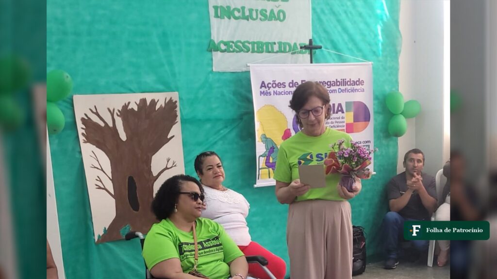 Duas mulheres com deficiência e uma representante do SINE na roda de conversa do Setembro Verde no CRAS José Ribeiro, em Patrocínio. Foto: Prefeitura de Patrocínio/Divulgação
