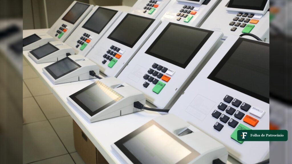 Fileira de urnas eletrônicas UE2020 sobre bancada branca, equipamento usado no teste das urnas da Justiça Eleitoral. Foto: Abdias Pinheiro/Secom/TSE