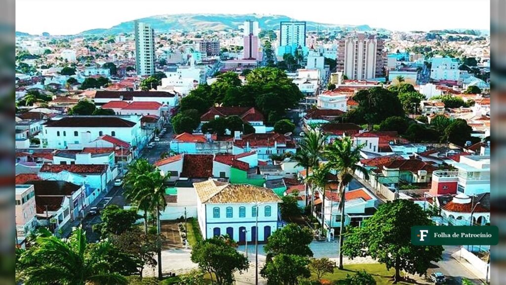Vista aérea do Centro de Patrocínio com casarão azul e branco e prédios ao fundo, cidade com novas vagas no SINE