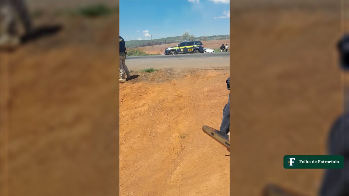 Fumaça na pista provoca colisão com van de professores na BR-365