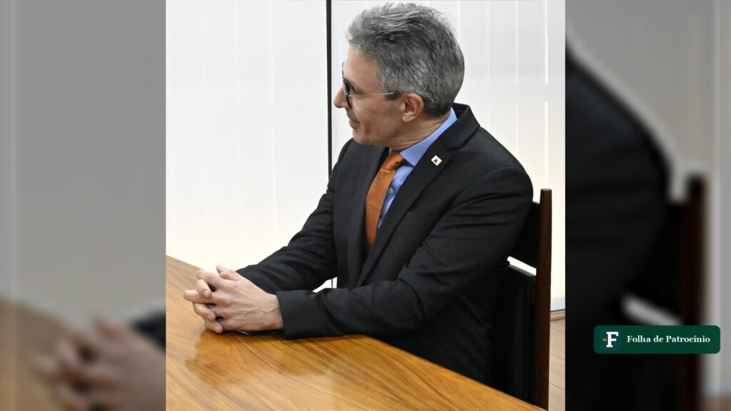 Romeu Zema, candidato do Novo à Presidência, sentado à mesa em foto de arquivo ligada ao jogo do Zema
