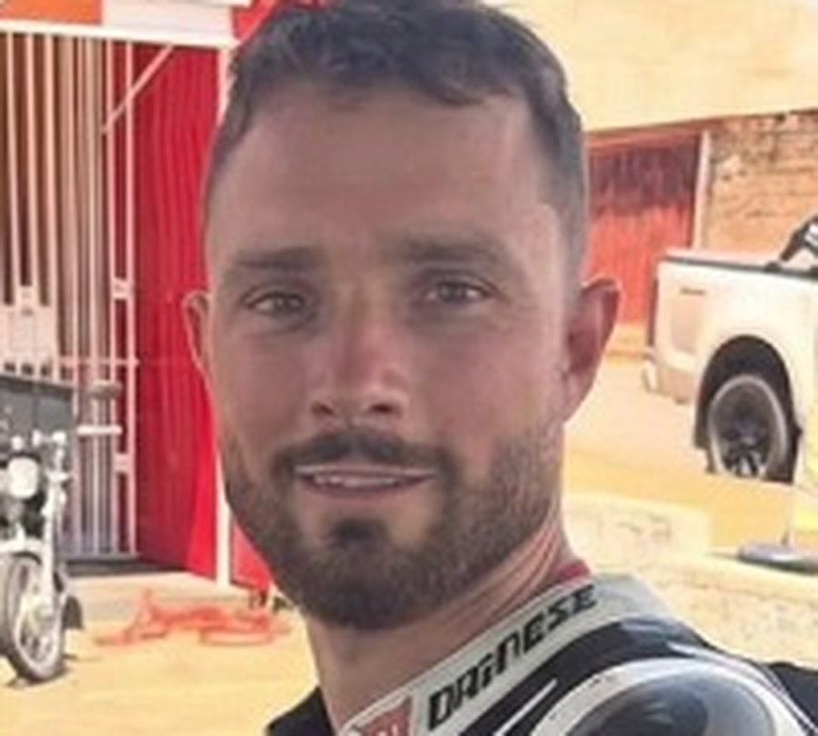 Welton Diego Lima Filipak, o Diego, de barba e macacão de motociclista branco e preto