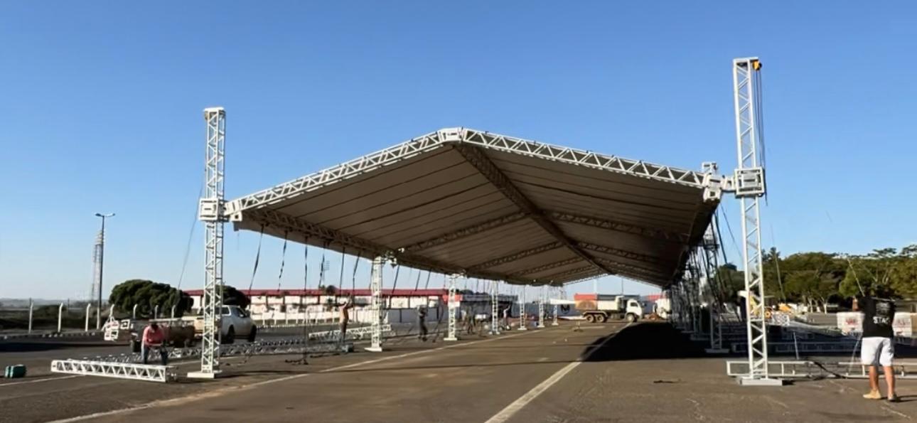 Pátio do Espaço Cultural com estrutura de palco montada, ponto de saída da carreata em Patrocínio
