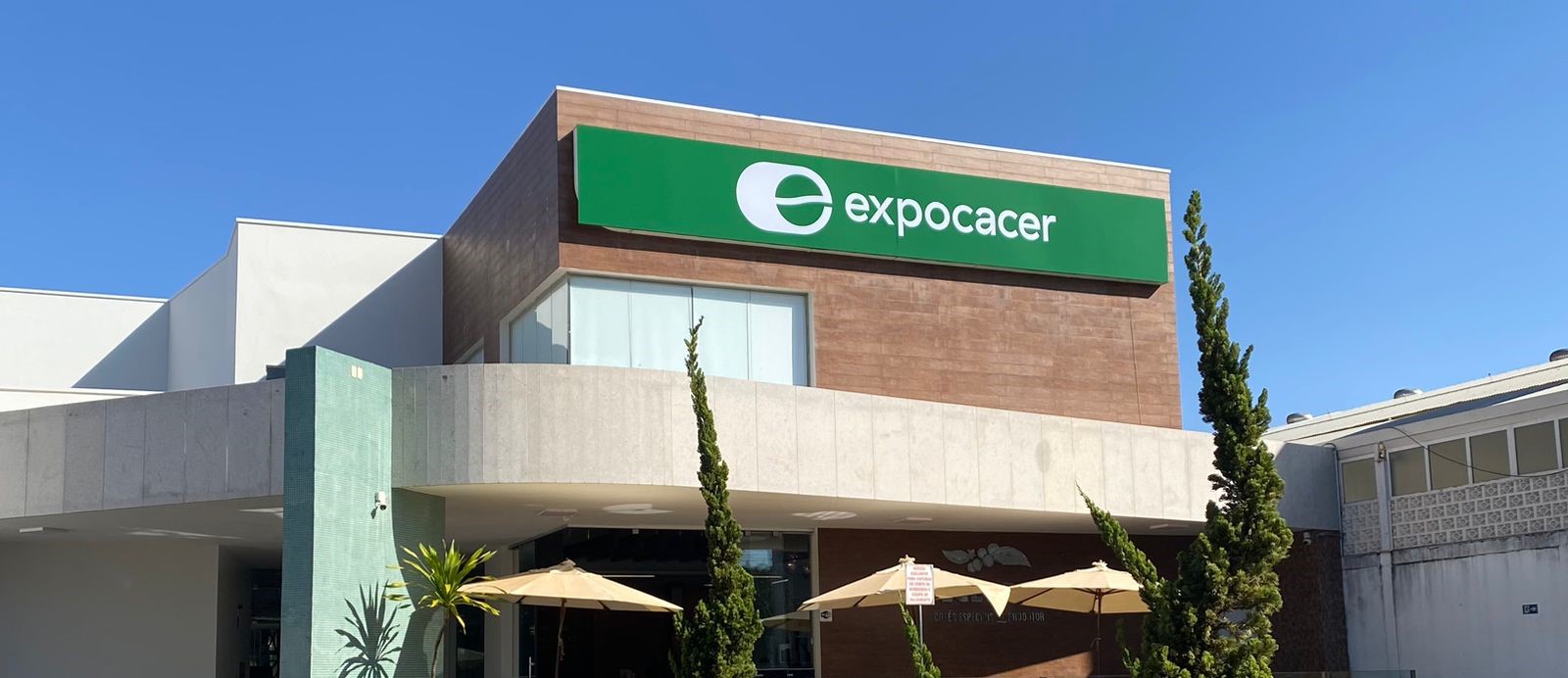 Fachada da sede da Expocacer em Patrocínio, com o letreiro verde da cooperativa; mudança na presidência da Expocacer em novembro