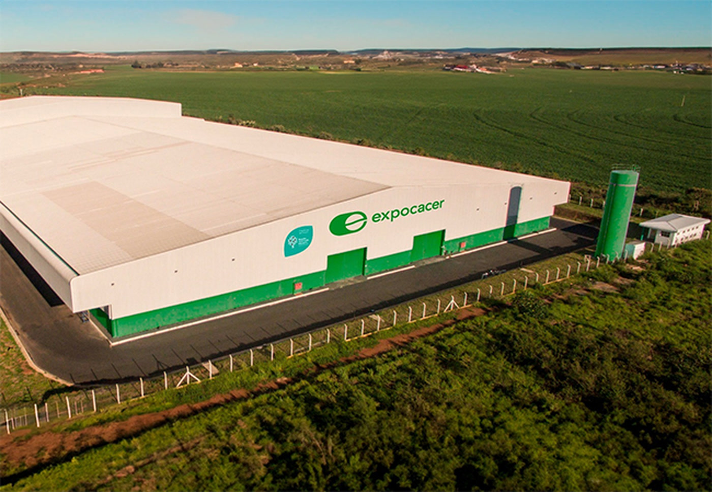 Vista aérea de armazém da Expocacer, cooperativa de Patrocínio que subiu 164 posições no Valor 1000