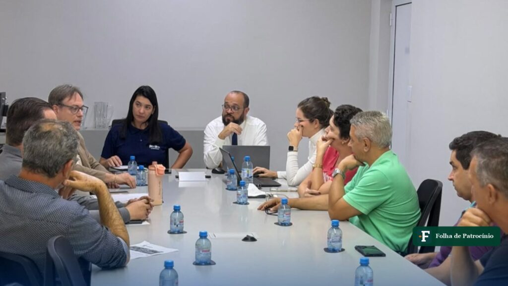 Reunião de ACIP/CDL, Prefeitura e supermercados sobre a FaceCard em Patrocínio, em volta de uma mesa comprida. Foto: ACIP/CDL Patrocínio/Divulgação