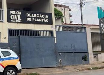 Placa da Delegacia de Plantão da Polícia Civil em Patos de Minas, destino do caso de ameaça à mãe