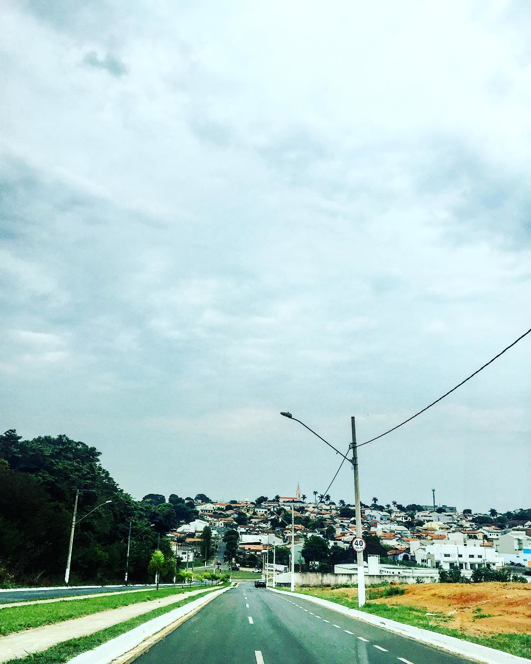 Avenida de acesso a bairros de Patrocínio sob céu nublado, cidade com falta de água em dois bairros