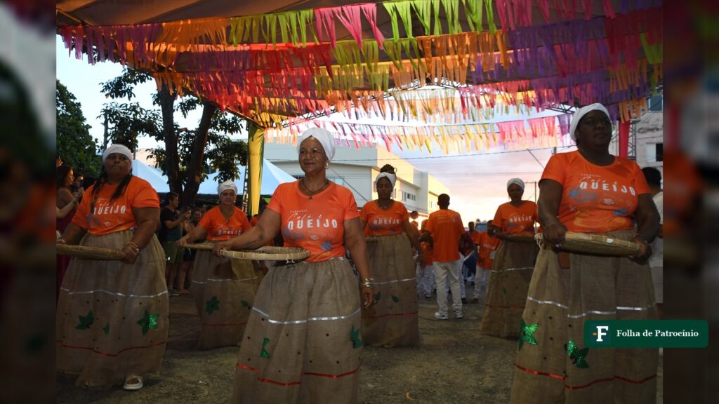Mulheres de camiseta Café e Queijo desfilam com peneiras no Festival do Queijo Minas, em Patrocínio, região do Festival do Queijo do Cerrado. Foto: Prefeitura de Patrocínio